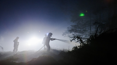 Auch in der Nacht bekämpften Feuerwehrleute weiter den Brand.