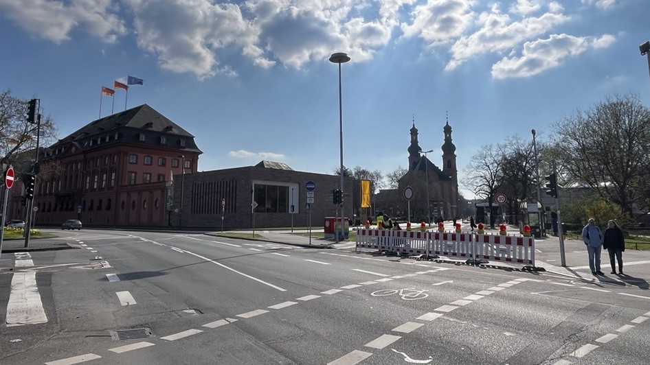 Eine Zufahrtsstraße zum rheinland-pfälzischen Landtag ist gesperrt.