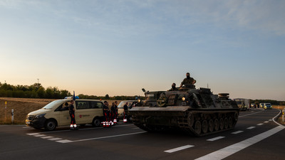 Auch die Bundeswehr ist mit Räumpanzern vor Ort. Sie können Breschen ins Gelände schlagen. Außerdem schützen die gepanzerten Fahrzeuge vor der Weltkriegsmunition, die an vielen Orten im Wald liegt.