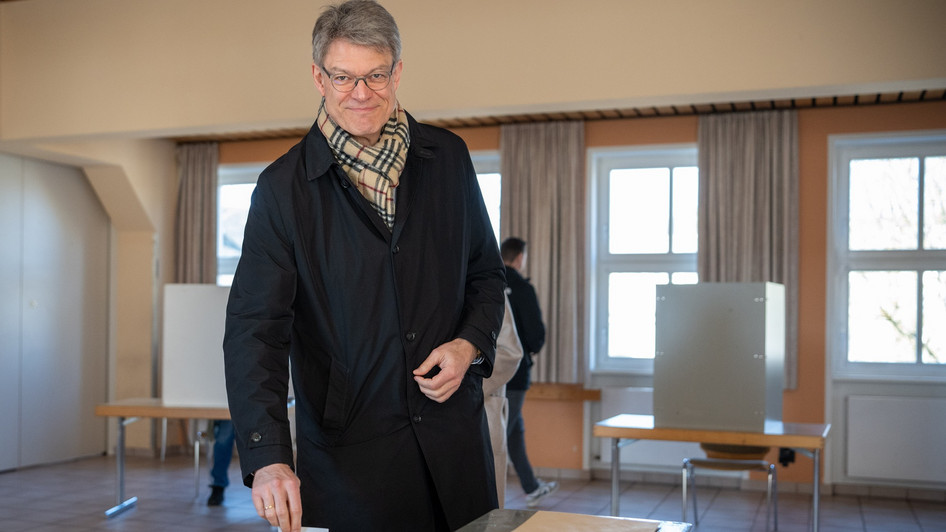 Bundesverkehrsminister Patrick Schnieder lässt seinen Wahlzettel in die Wahlurne fallen