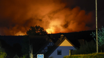 Blick von dem Ortsteil Monschau-Kalterherberg auf die belgische Seite, wo das Hohe Venn in Flammen steht.