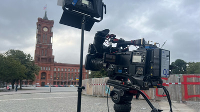 Fernsehkamera vor dem Roten Rathaus in Berlin