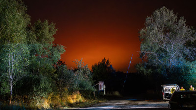 Wegen eines großen Waldbrandes im Hohen Venn hat die nordrhein-westfälische Stadt Monschau Bewohner mehrerer Siedlungen aufgefordert, sich auf eine mögliche Evakuierung vorzubereiten. Foto: dpa/Max Lametz