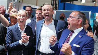 AfD-Chefin Alice Weidel (l.), AfD-Spitzenkandidat Ulrich Siegmund und AfD-Chef Tino Chrupalla jubeln über die ersten Zahlen.