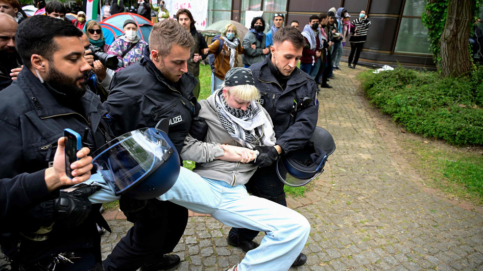 Polizei räumt Protestcamp an Berliner Uni