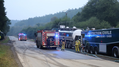 Belgien, Sourbrodt: Einsatzkräfte der Feuerwehr tanken an einer eingerichteten Pumpstation für ihren Einsatz beim Waldbrand im Hohen Venn.