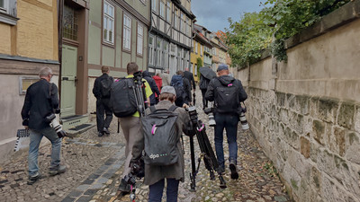 Presseteams auf dem Weg zum Schlossberg