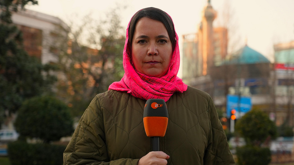 Phoebe Gaa in Iran: "Menschen wünschen Hilfe von außen"