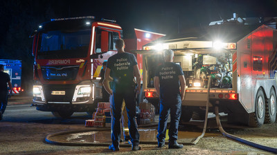 Rettungskräfte von Polizei und Feuerwehr sind beim Waldbrand in Belgien an der Grenze zu Deutschland im Einsatz. Foto: dpa/Max Lametz