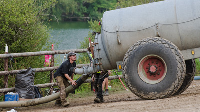 Landwirte setzen ihre Maschinen ein, um die Feuerwehrleute im Naturschutzgebiet zu unterstützen.