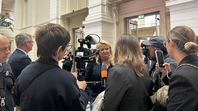 Angesprochen auf die Razzia bei ihrem Mitarbeiter reagiert Kristin Brinker ausweichend. Sie wolle die Ergebnisse der Ermittlungen abwarten. Es könne sich jeder seinen Reim draus machen, wenn so etwas kurz vor der Wahl stattfindet.