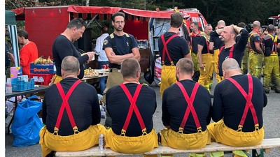 Erschöpfte Feuerleute in Eupen (Belgien).