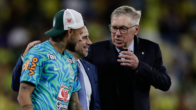 Brasiliens Nationaltrainer Carlo Ancelotti unterhält sich nach dem WM-Testspiel gegen Panama mit Neymar.