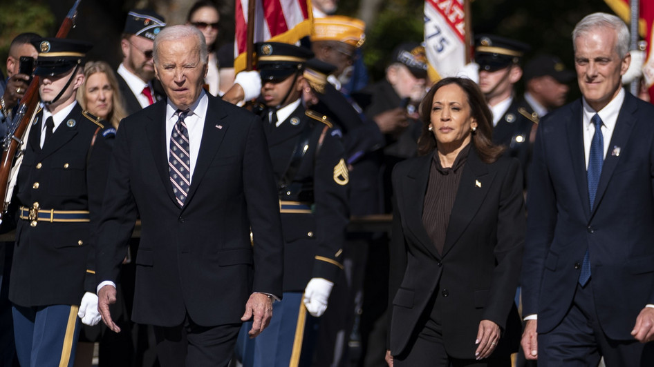 EPA/ Bonnie Cash. Kamala Harris und Joe Biden  auf dem Friedhof von Arlington nahe Washington.