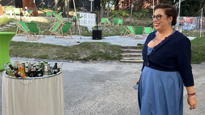 Grünen-Spitzenkandidatin Susan Sziborra-Seidlitz ist zu Fuß eingetroffen.