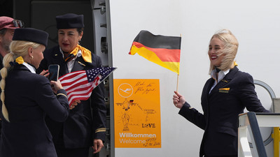 Die Crew empfängt Passagiere und DFB-Auswahl beim Abflug nach Chicago.