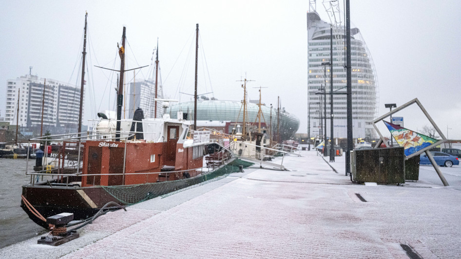 dpa - Bremerhaven: Hagel lässt den Hafen wie zugeschneit aussehen. Foto: dpa