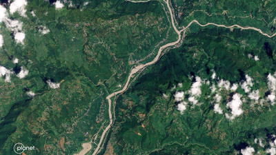 Die Satellitenaufnahme vom 23. August zeigt den Trishuli-Fluss bei Chappthoke in Nepal noch vor der verheerenden Sturzflut. Wenige Tage später verwüsten Wassermassen, Schlamm und Geröll die Region an der Grenze zu Tibet und reißen Dörfer und Infrastruktur mit sich.