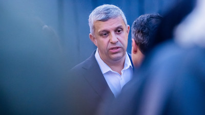 Raed Saleh, Mitglied des Abgeordnetenhauses von Berlin, spricht bei der SPD-Wahlparty.