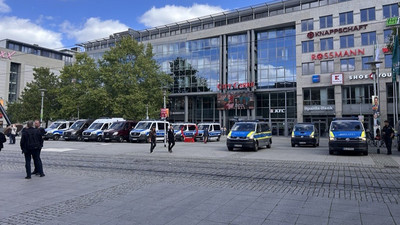 Auf dem Willy-Brandt-Platz sind nur wenige Demonstrierende zu sehen.