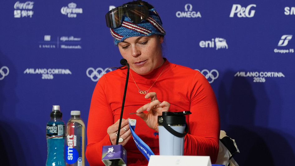 Breezy Johnson zeigt ihre zerbrochene Medaille.