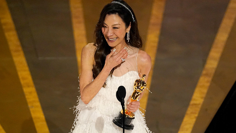 Schauspielerin Michelle Yeoh nimmt den Oscar für die beste Leistung einer Hauptdarstellerin für "Everything Everywhere All at Once" entgegen (Quelle: dpa/Chris Pizzello).