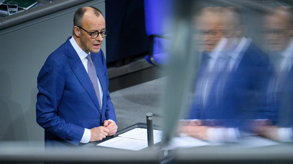 Merz am Rednerpult im Bundestag