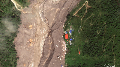 Ein aktuelles Satellitenbild der Regionen Timure und Thuman entlang des Flusses Trishuli macht das Ausmaß der Katastrophe sichtbar. Auf der Aufnahme sind weiträumige Schutt- und Schlammflächen zu erkennen, nachdem die Sturzflut ganze Landstriche verwüstet hat.