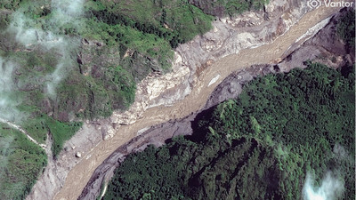 Der Fluss Trishuli nach der Sturzflut: Das Satellitenbild zeigt die Schneise der Zerstörung in Nepal.