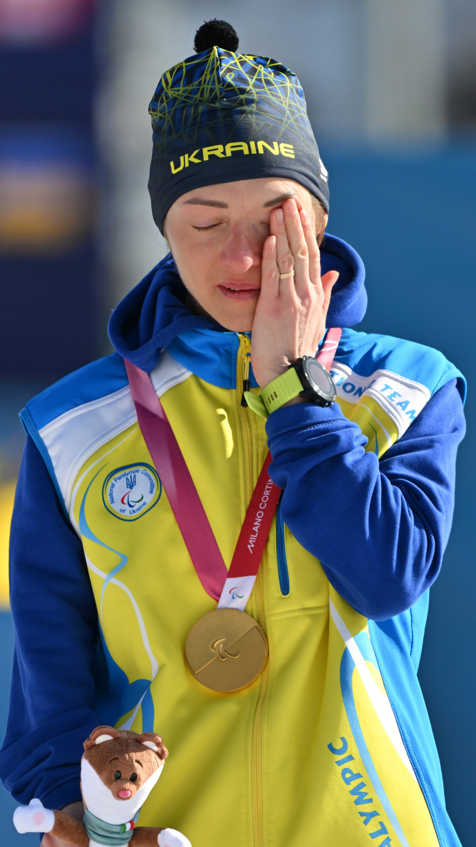 Oleksandra Kononowa aus der Ukraine während der Siegerehrung bei den Paralympics.