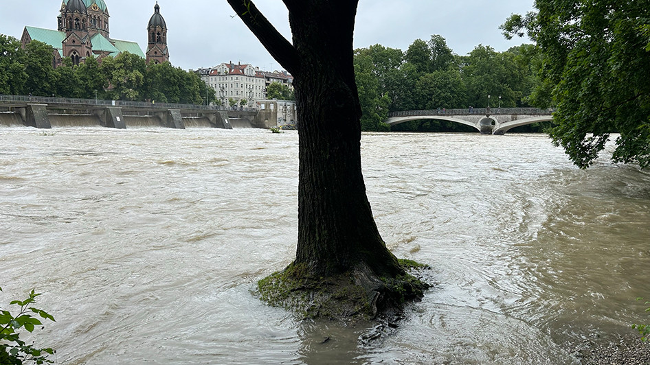 ZDF. In München ist die Isar über die Ufer getreten. Bereits gestern wurde die Hochwasser-Meldestufe 2 erreicht. Das ist zwar noch nicht dramatisch, aber eher selten in München.