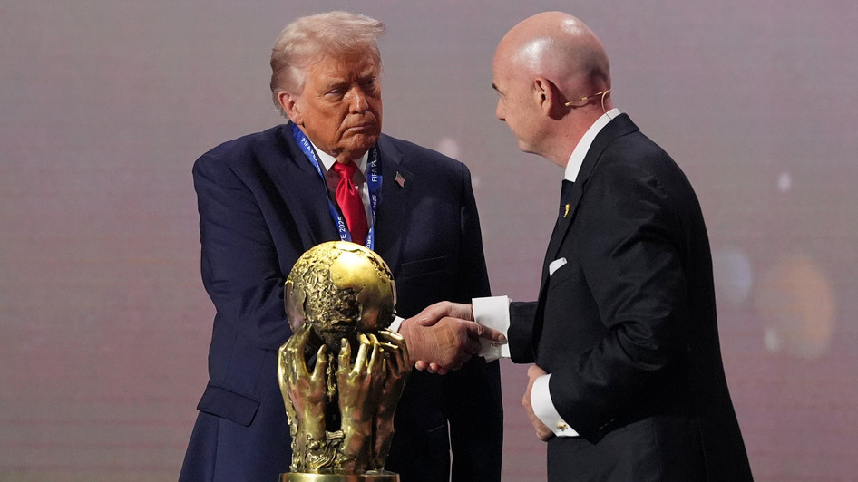 Trump und Infantino bei der Pokal-Übergabe