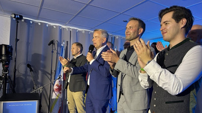 Auf der Bühne das AfD-Spitzenduo, Leif-Erik Holm (2. v. l., Kandidat für das Ministerpräsidentenamt) und Enrico Schult (3. v. l., Landesvorsitzender).