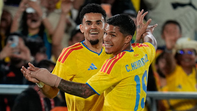 Luis Diaz (l) feiert mit Juan Camilo Hernandez das zweite Tor von Kolumbien gegen Costa Rica.