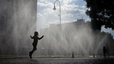 Mit der Aktion "Cooling Cologne" sorgen die Stadt Köln und Rhein-Energie auch in diesem Sommer wieder für Abkühlung an besonders belasteten Orten. Den Auftakt machte am Donnerstag der Rudolfplatz, wo Schläuche einen kühlenden Wassernebel versprühen. Am Freitag folgt dort von 13 bis 17 Uhr die nächste Runde.