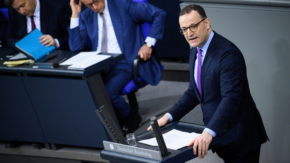Spahn am Rednerpult im Bundestag.