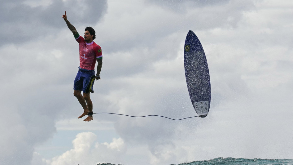 Das Bild des Surfers Gabriel Medina von dpa-Fotograf Jerome Brouillet ging viral.