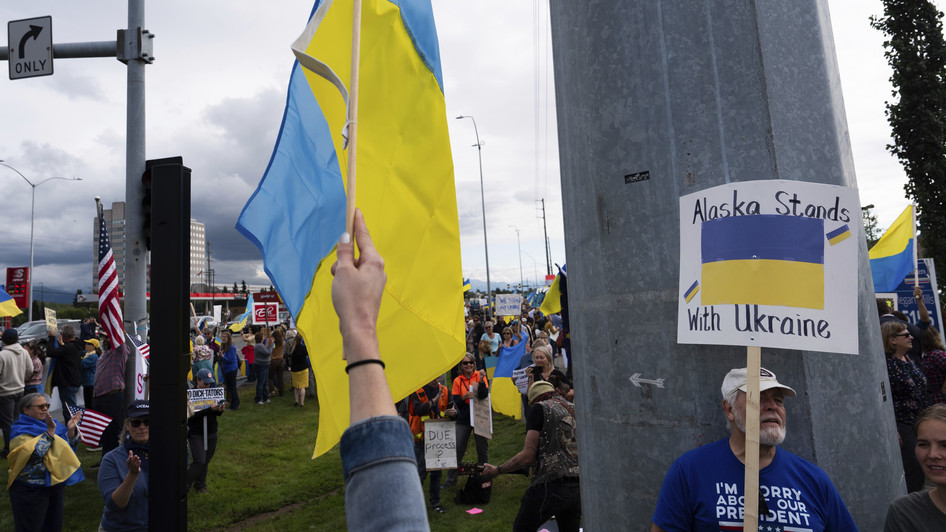 Am Vortag des Gipfels in Anchorage versammelten sich rund 140 Demonstrierende an einer Straßenkreuzung, um mit Schildern ... (Bildquelle: AP)