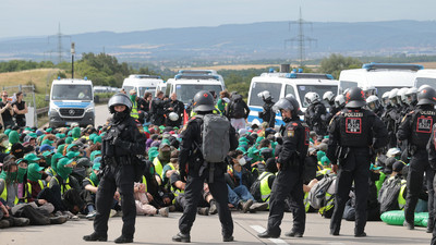 AfD-Parteitag: Blockadeversuche von Demonstranten scheitern