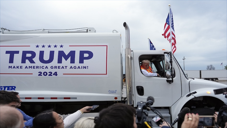 Donald Trump spricht mit Reportern, während er in einem Müllwagen sitzt. Foto: Julia Demaree Nikhinson/AP/dpa