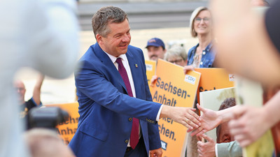 CDU-Spitzenkandidat Sven Schulze wird bei der Ankunft im Mitteldeutschen Multimediazentrum von Unterstützern gefeiert.
