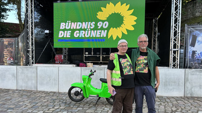 Armin Schott (seit 1979 bei den Grünen) und Michael Reilich kommen aus dem Schwarzwald. Beide haben einen positiven Eindruck von den Gesprächen in Magdeburg. Schott ist verwöhnt von den Ergebnissen aus BaWü, sagt er. Aber er spüre, dass es hier um Demokratie gehe. „20 Prozent für die Grünen“, sagt er und lacht.
