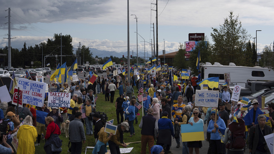 ... sowie ukrainischen und amerikanischen Flaggen ihrem Unmut Luft zu machen. Viele Autofahrer hupten beim Vorbeifahren zur Unterstützung. (Bildquelle: AP)
