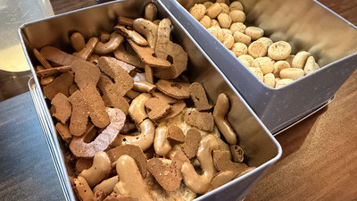Zum Naschen Russich Brot auf der Wahlparty des BSW.